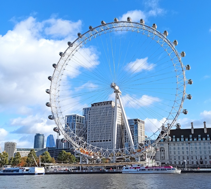 Blick auf London Eye von der Themse aus